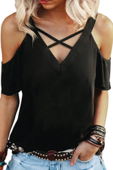 Camiseta negra con cuello en V cruzado y hombros descubiertos